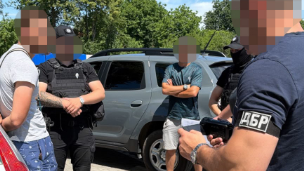 На Івано-Франківщині викрили військовослужбовця однієї з військових частин, який налагодив незаконний продаж зброї, боєприпасів і військового безпілотника