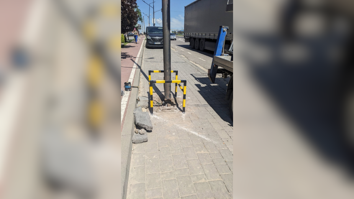 У Франківську до Дня Конституції розвісили прапори України