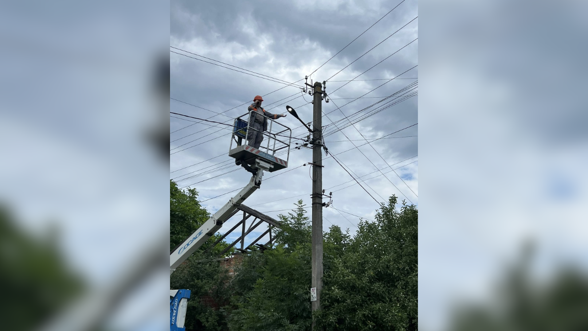 У Франківську до Дня Конституції розвісили прапори України