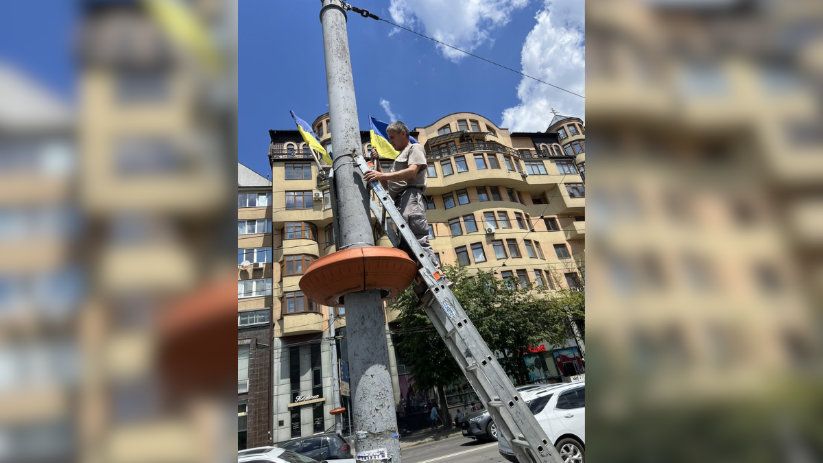 У Франківську до Дня Конституції розвісили прапори України