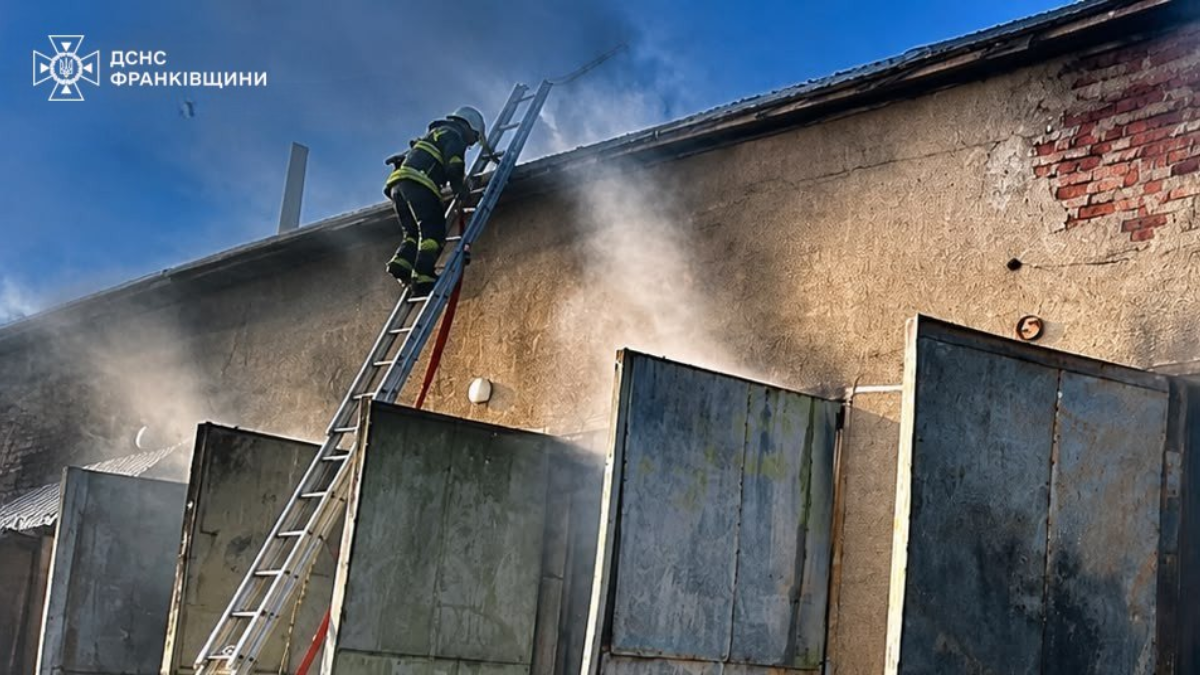 На Франківщині за вечір ліквідували дві пожежі: горіли деревообробний цех та приватний будинок