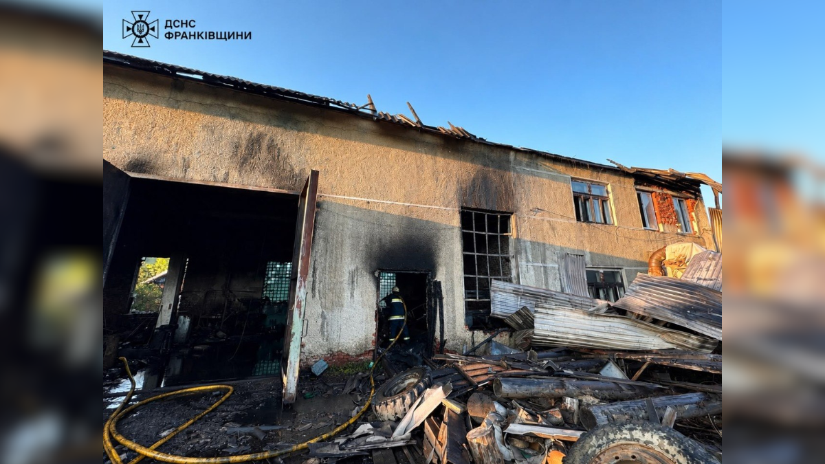 На Франківщині за вечір ліквідували дві пожежі: горіли деревообробний цех та приватний будинок