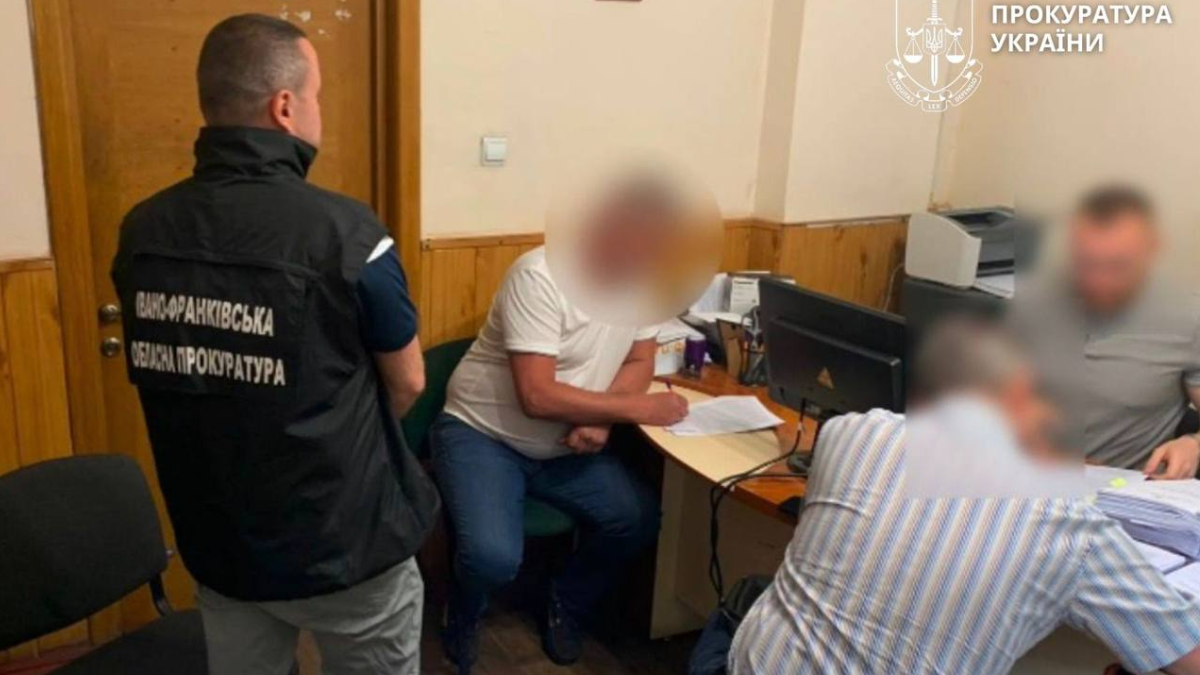 У справі топпосадовців Івано-Франківської міської ради, яких підозрюють у продажі дозвільних документів підприємцям і забудовникам, прокурори встановили ще один епізод вимагання неправомірної вигоди