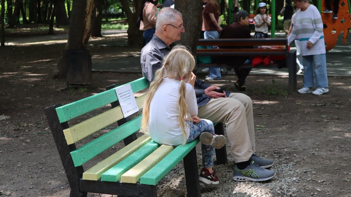 Лавочки з плластикових кришечок