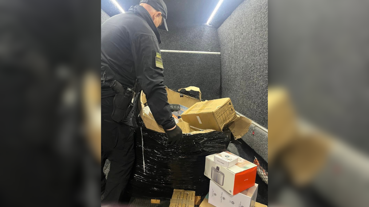 В автобусі, який прямував з Польщі до Франківська, виявили незадекларовану техніку