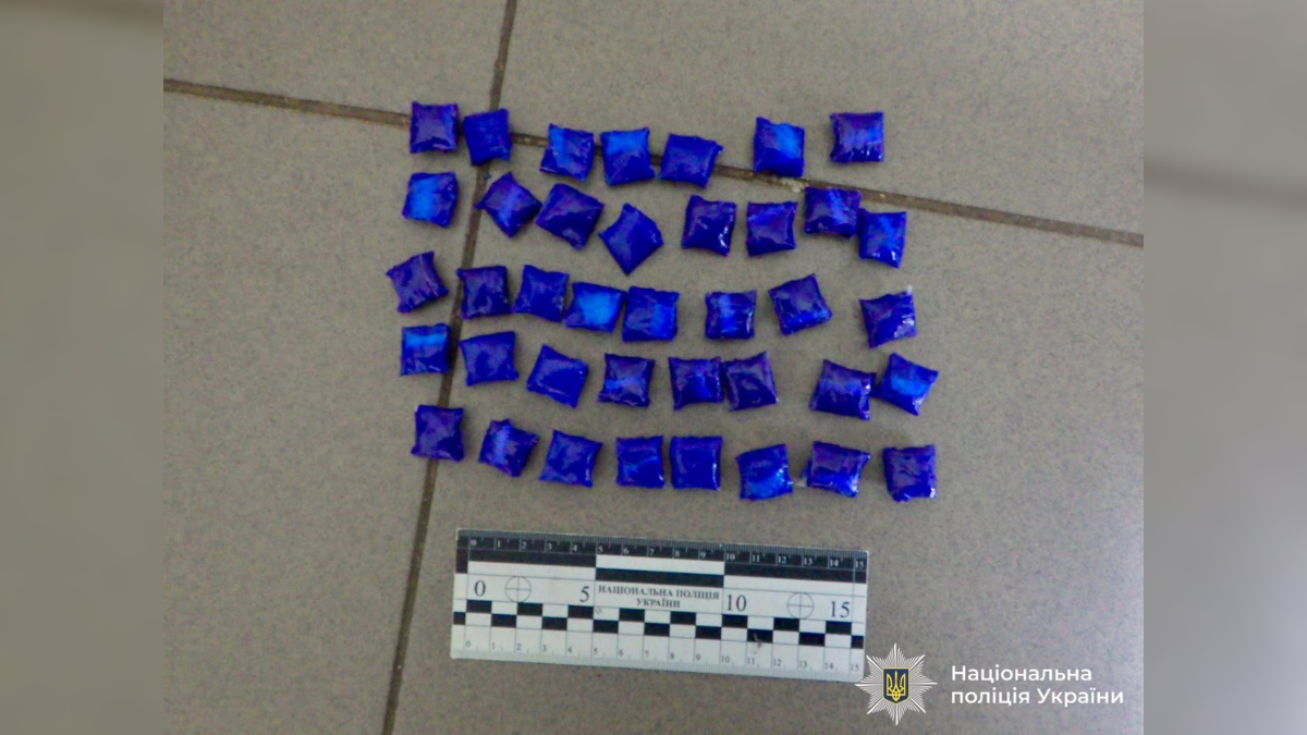 В Івано-Франківську у чоловіка виявли 97 згортків з небезпечною психотропною речовиною PVP