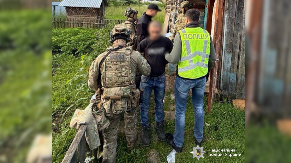 На Івано-Франківщині викрили двох чоловіків, які понад півтора року налагоджували незаконний продаж вогнепальної зброї та боєприпасів