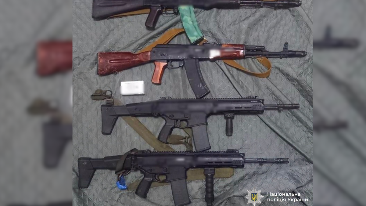 На Івано-Франківщині викрили двох чоловіків, які понад півтора року налагоджували незаконний продаж вогнепальної зброї та боєприпасів