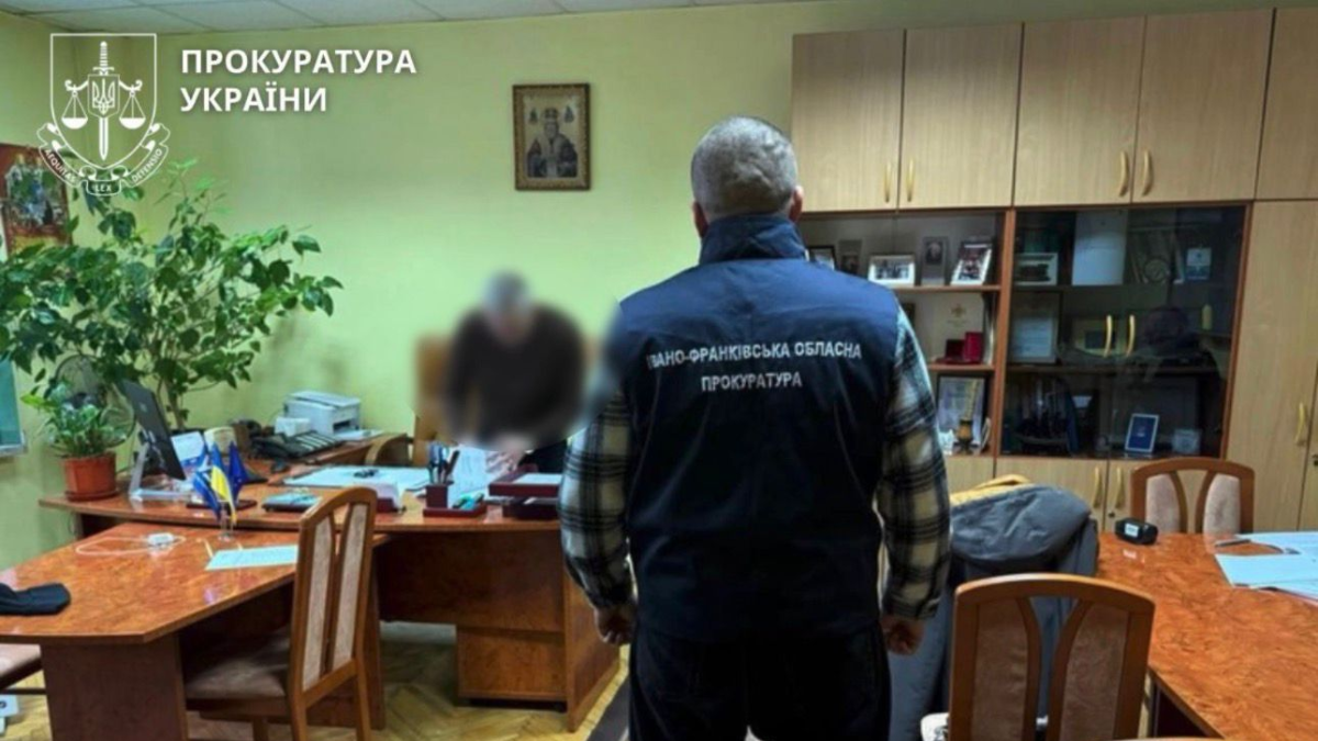 5 000 доларів за працевлаштування «з бронею»: на Прикарпатті судитимуть посадовця ДСНС