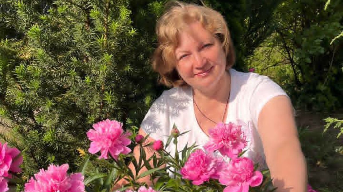 Поки її чоловік служить у війську, жінка самотужки доглядає квітуче подвір’я