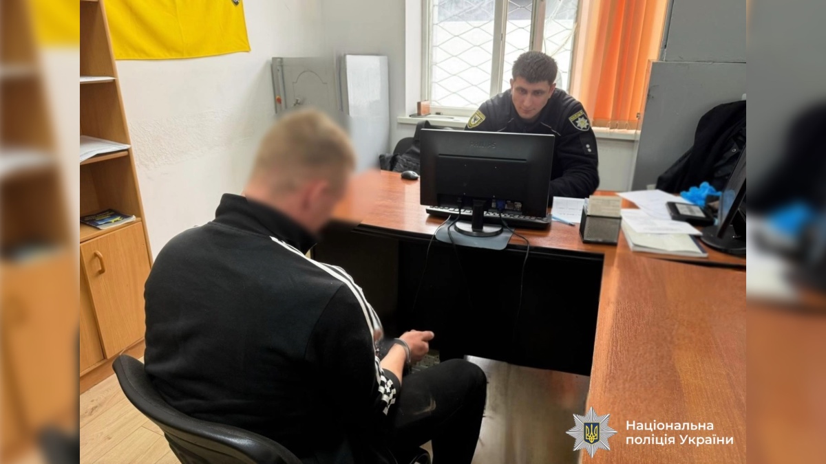 21-річному франківцю загрожує ув'язнення через жбурляння камінням у поліцейський автомобіль