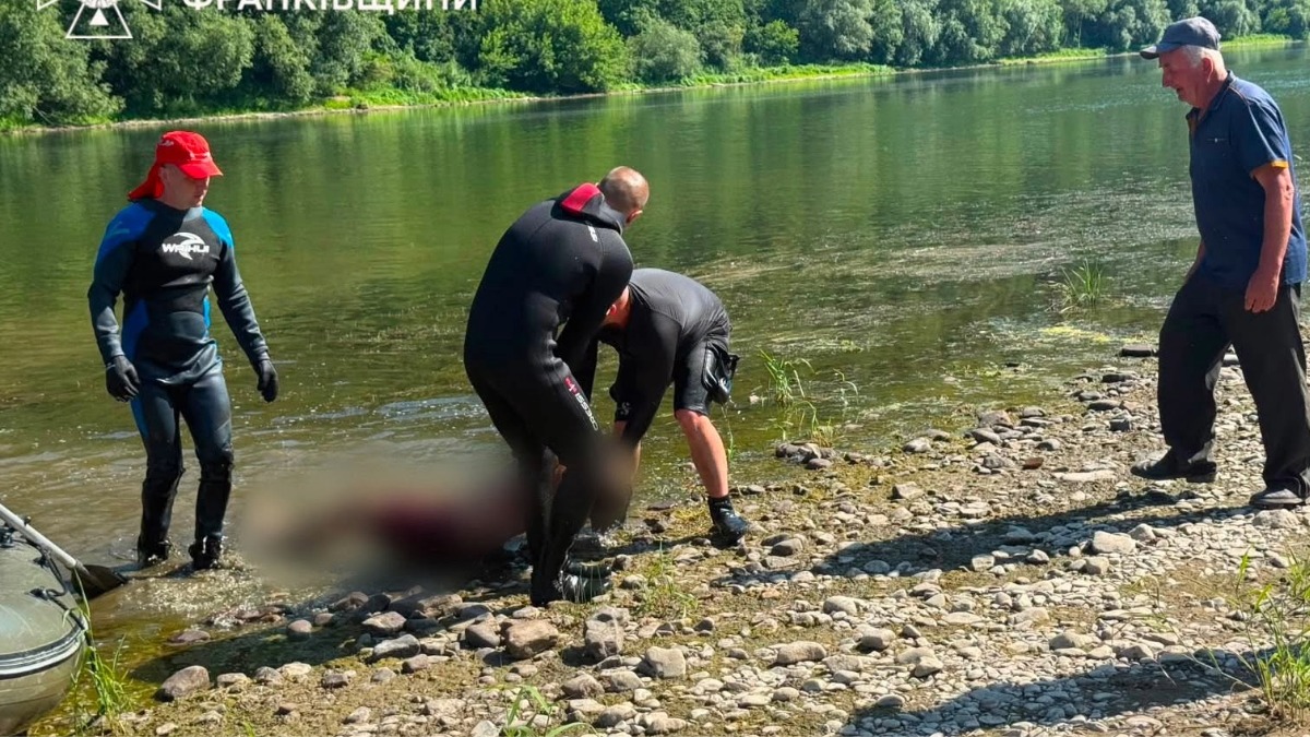 На Прикарпатті з річки підняли тіло юнака: ймовірно, він потонув
