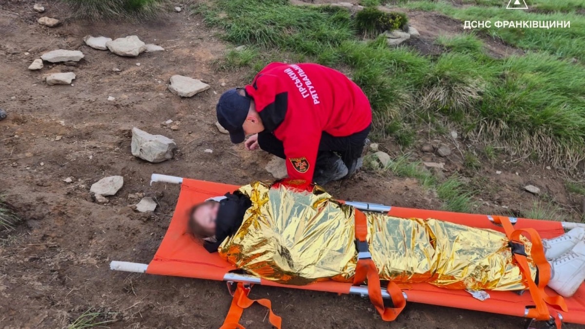 Прикарпатські рятувальники допомагають туристці в горах