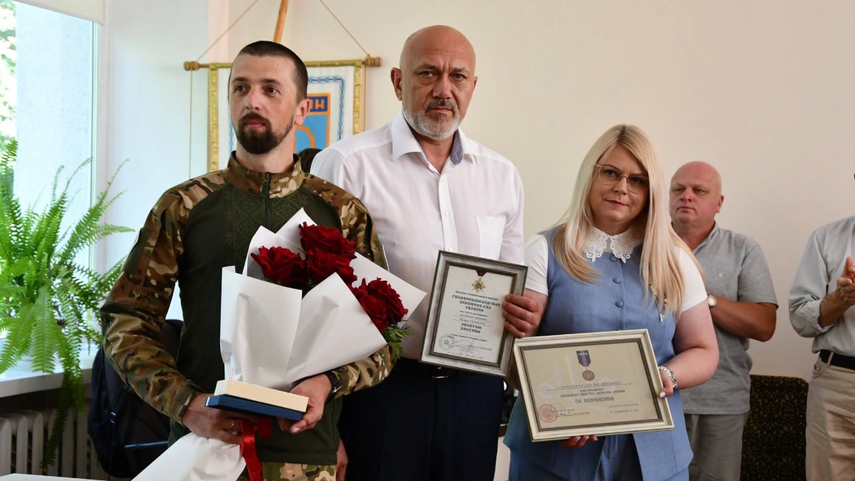 На Прикарпатті військового Назара Скорбача нагородили двома відзнаками