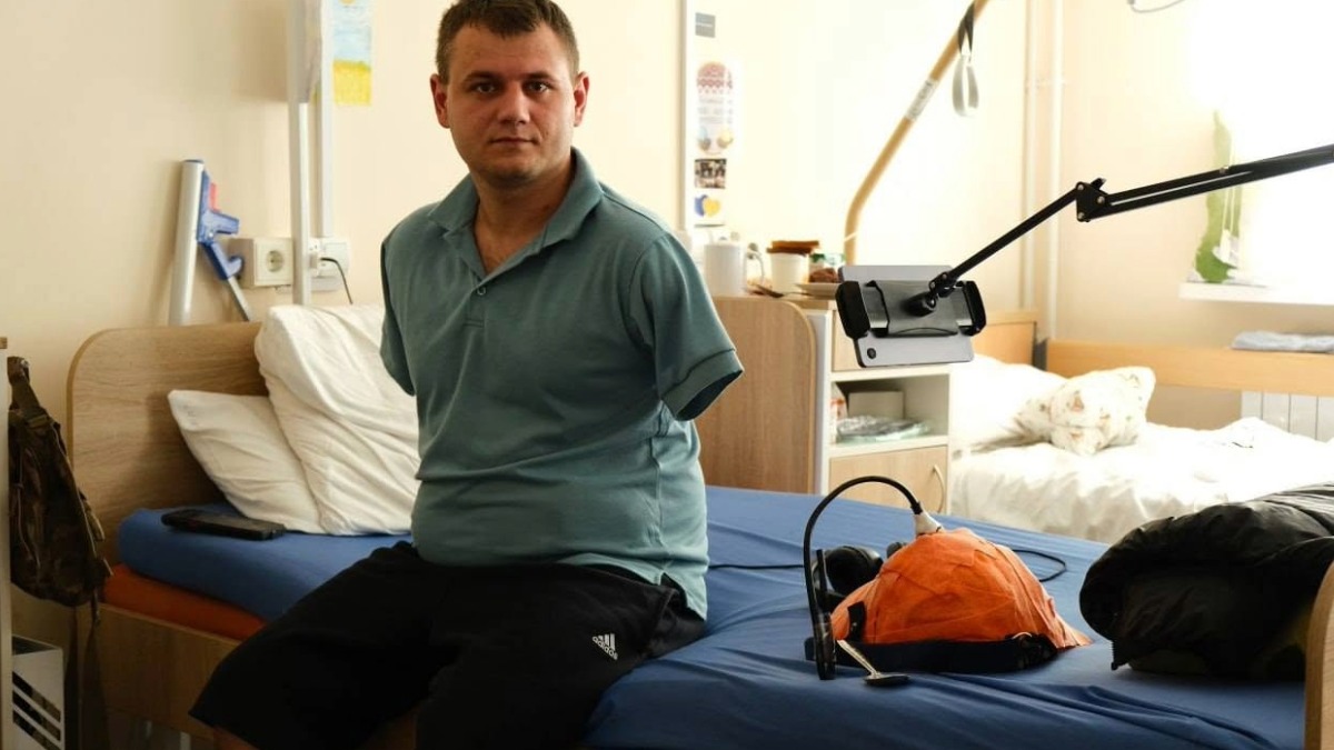 У франківському реабілітаційному центрі створили 3D-ортез для військового, який втратив обидві руки