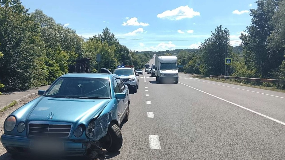 Зранку 18 червня у селі Вістова Калуського району на Івано-Франківщині сталася дорожньо-транспортна пригода — зіткнулися два легковики