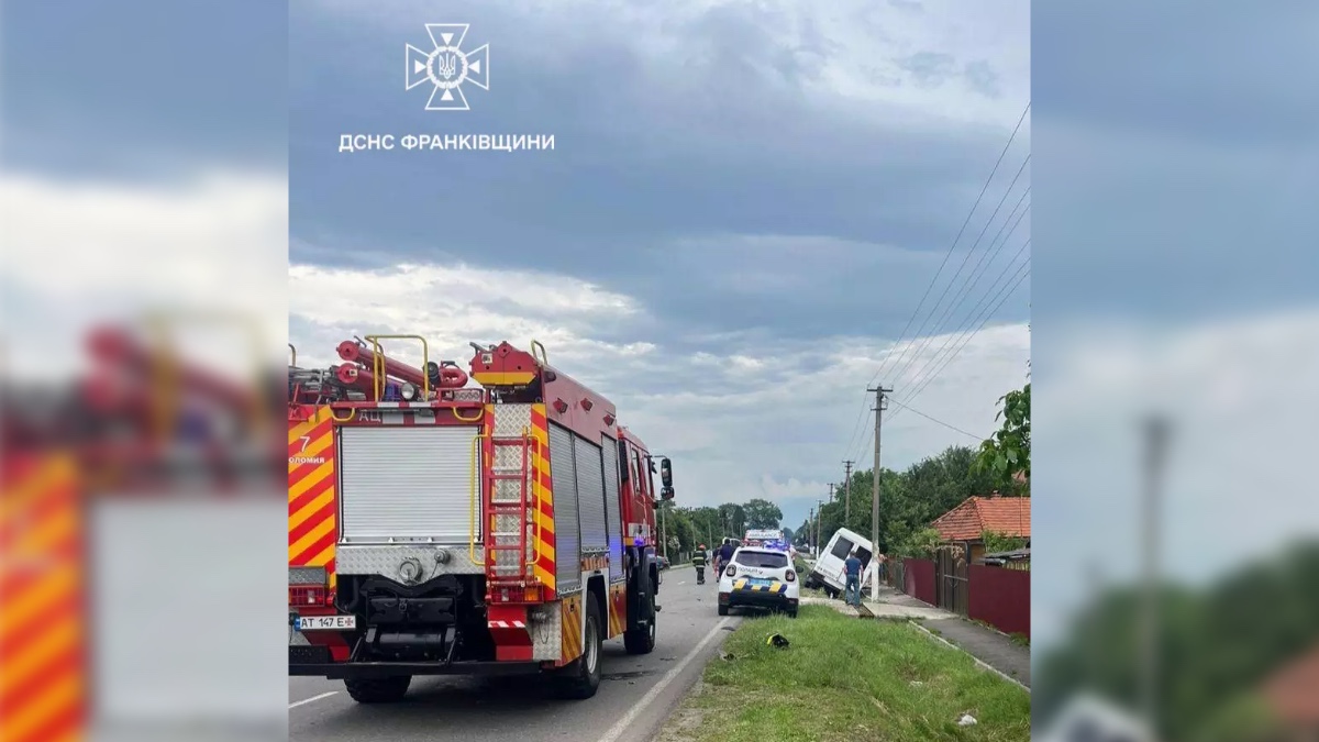у селі Ценява на Коломийщині зіткнулися рейсовий автобус та легковик