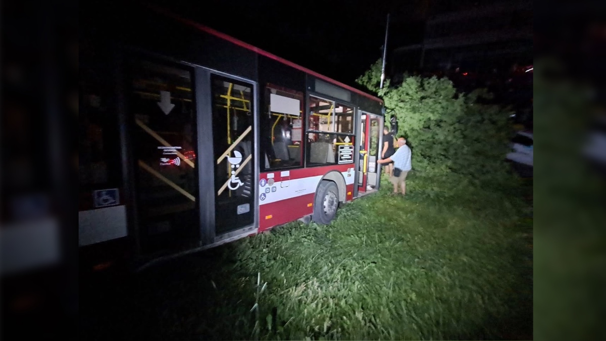 Аварія за участі пасажирського автобуса на Пасічнянському мості у Франківську 21 червня 2026 року. Фото: заступник міського голови Михайло Смушак