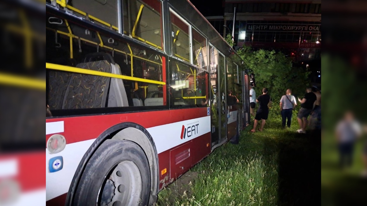 Аварія за участі пасажирського автобуса на Пасічнянському мості у Франківську 21 червня 2026 року. Фото: заступник міського голови Михайло Смушак
