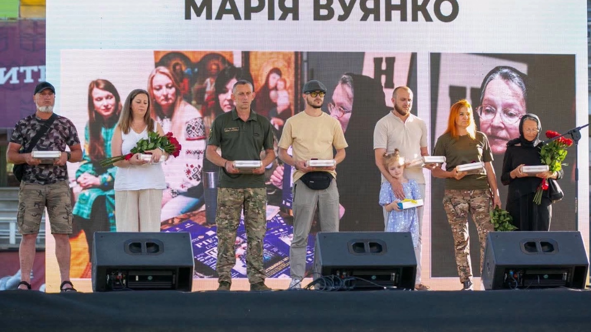 Під час звіту міського голови Івано-Франківська звільненим з полону захисникам вручили відзнаки «За честь і звитягу»