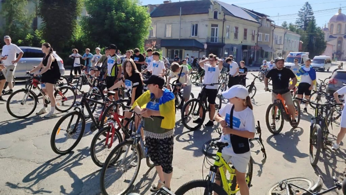 Велопробіг на підтримку полонених та зниклих безвісти бійців у Тлумачі 28 червня 2026 року. Фото: Тлумацька міська рада