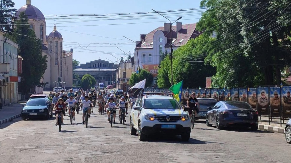 Велопробіг на підтримку полонених та зниклих безвісти бійців у Тлумачі 28 червня 2026 року. Фото: Тлумацька міська рада