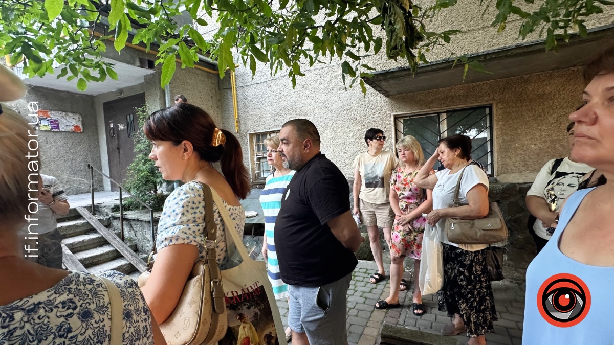 Роман Гринішак під час зустрічі мешканців пошкодженого будинку на вулиці Коновальця з міським головою Івано-Франківська