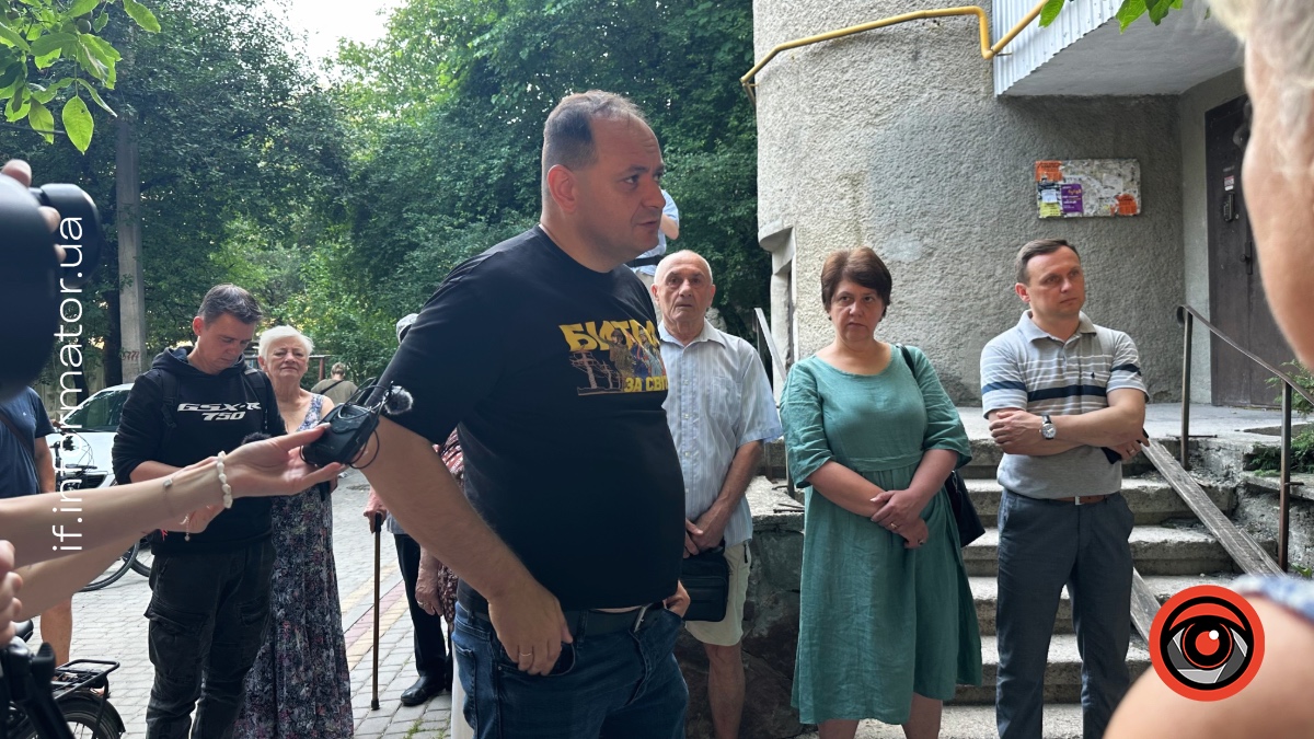Зустріч мешканців пошкодженої внаслідок атаки рф багатоповерхівки на вулиці Коновальця із міським головою Івано-Франківська 30 червня 2026 року