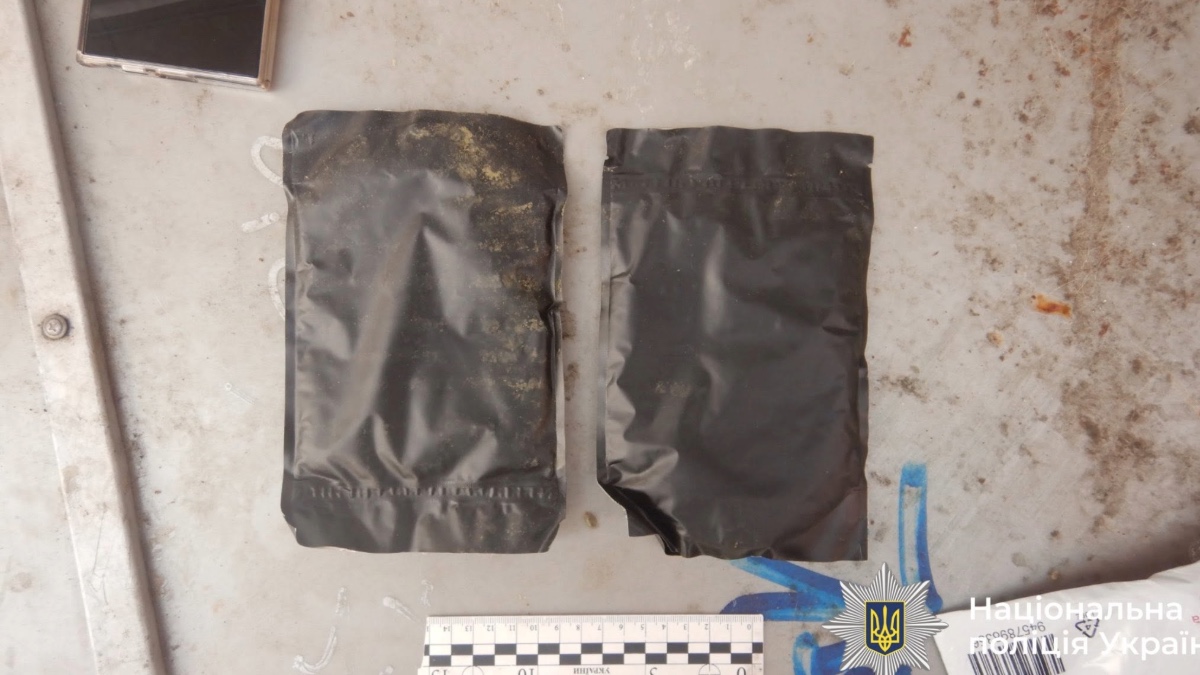 Під час викриття трьох осіб, які займалися придбанням та зберіганням наркотичного засобу кратому. Фото: поліція Івано-Франківської області
