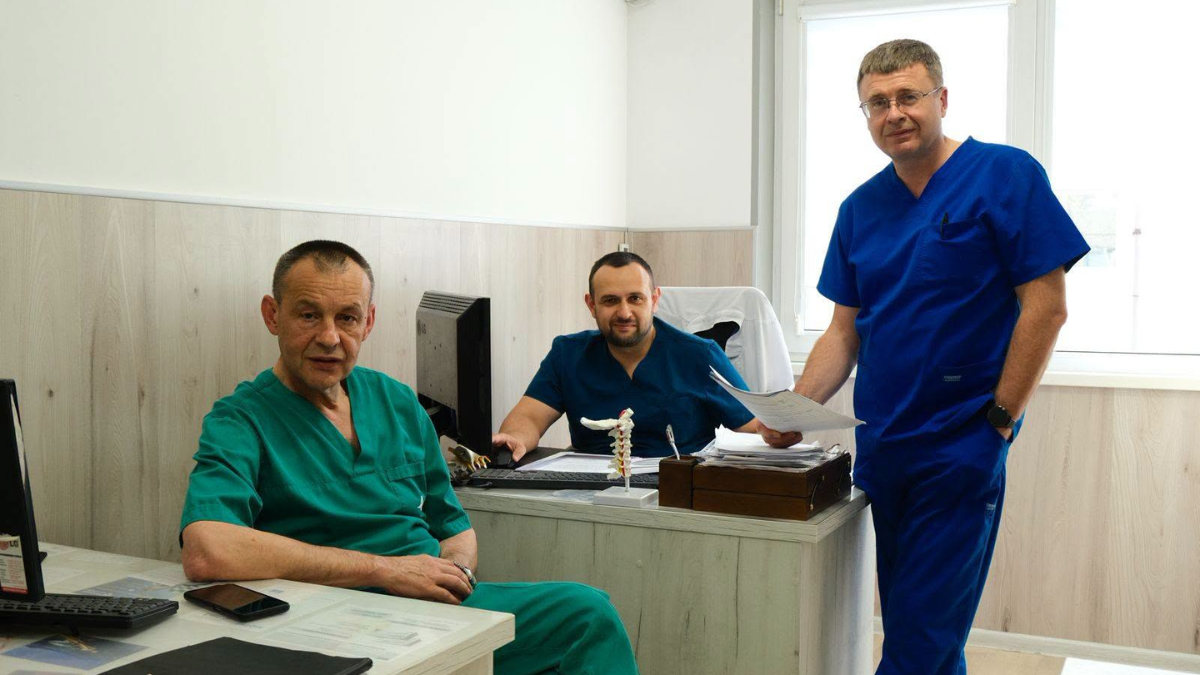 «Зараз черешнева травма, потім буде горіхова»: у Франківську госпіталізували жінку після падіння з дерева