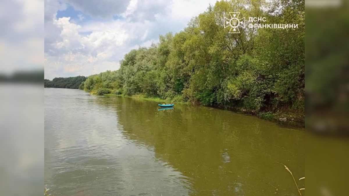 На Прикарпатті рятувальники ДСНС врятували двох чоловіків, які застрягли на острові посеред Дністра