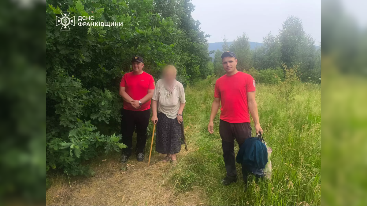 На Прикарпатті гірські рятувальники ДСНС розшукали заблукалу в лісі жінку