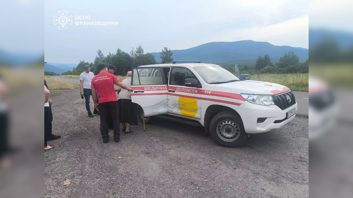 На Прикарпатті гірські рятувальники ДСНС розшукали заблукалу в лісі жінку