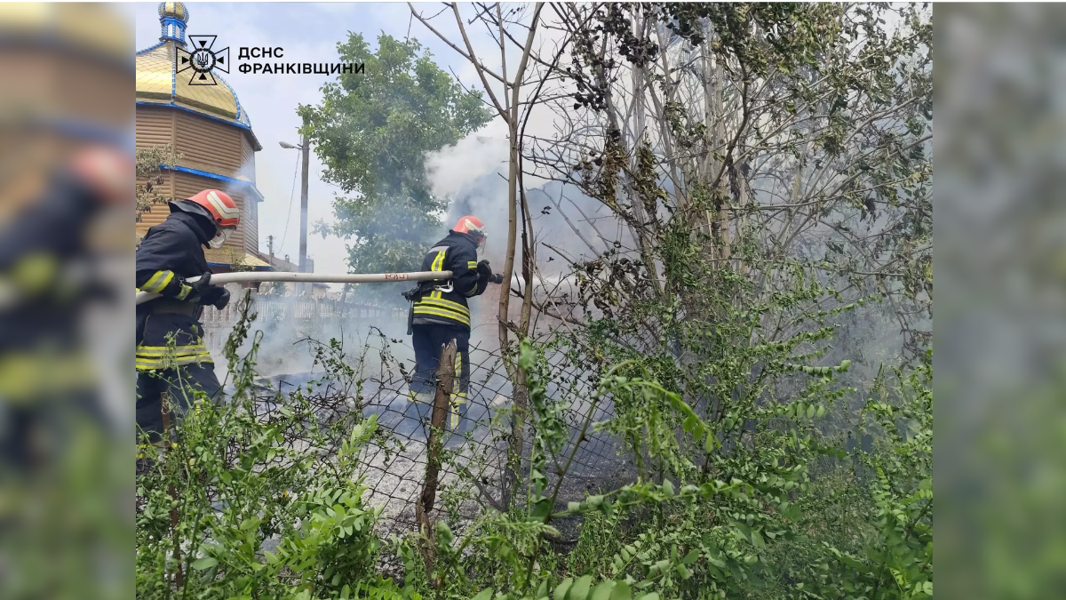 Рятувальники ДСНС ліквідували пожежу господарської будівлі в Івано-Франківському районі