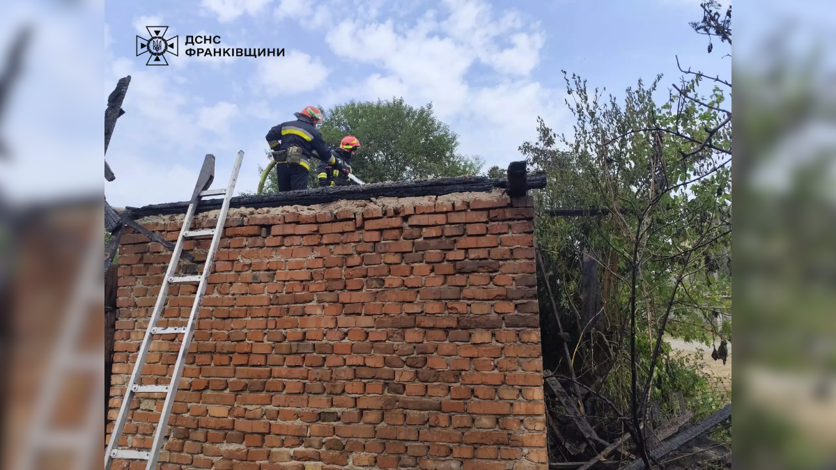 Рятувальники ДСНС ліквідували пожежу господарської будівлі в Івано-Франківському районі