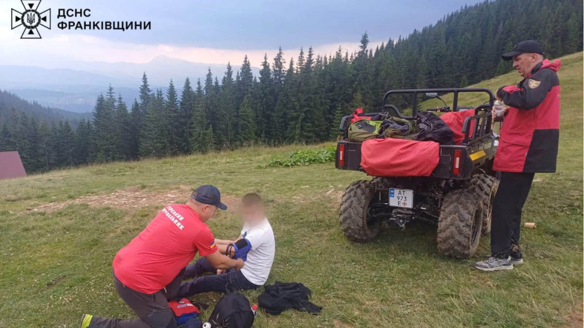 Рятувальники з Прикарпаття допомогли туристу