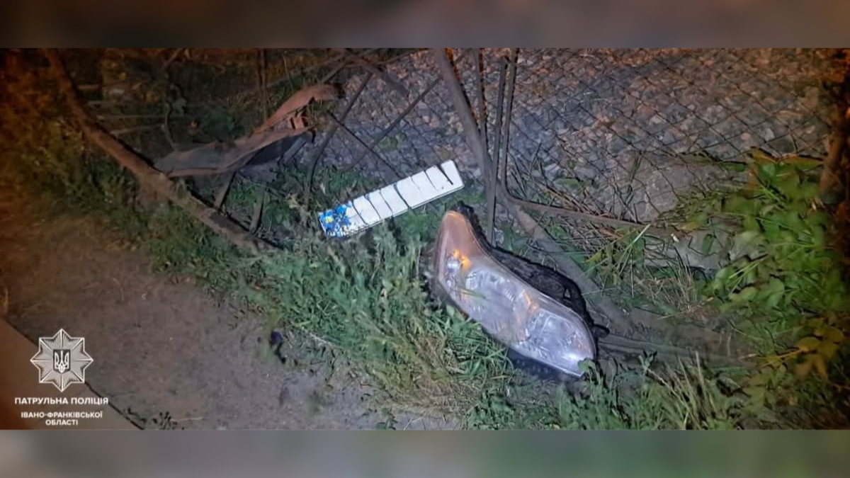 ДТП на Галицькій: правоохоронці розшукали водія, який пошкодив огорожу