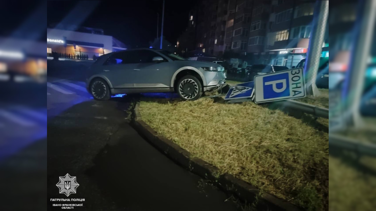 у франківську водій збив дорожні знаки