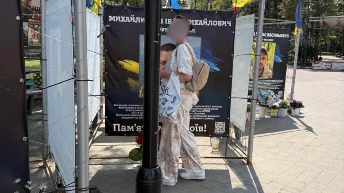 У Франківську встановили жінку, яка пошкодила банер із портретом загиблого військового