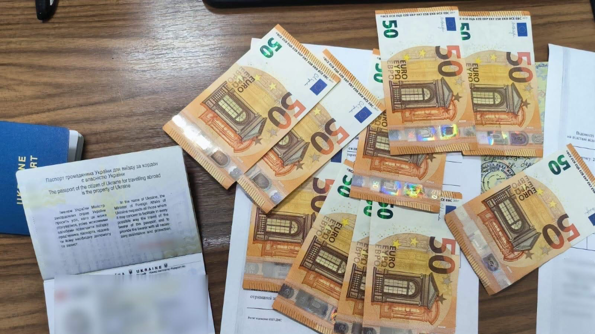 У пункті пропуску «Дякове» на українсько-румунському кордоні двоє мешканців Івано-Франківської області пропонували прикордонникам гроші, щоб виїхати за кордон