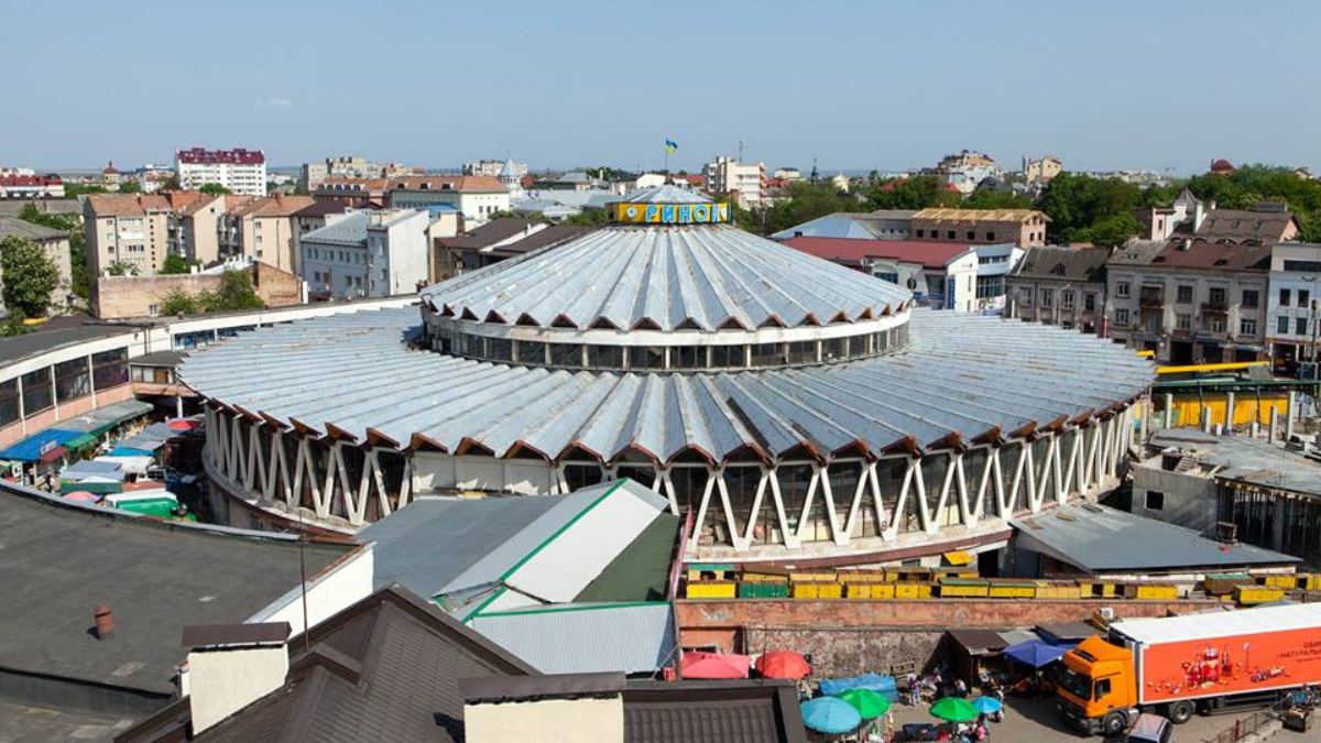 На ремонт бетонних елементів критого ринку у Франківську виділили майже 1,2 млн грн