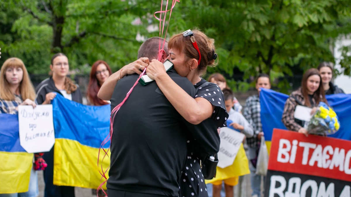 В Івано-Франківську зустріли звільненого з російського полону бійця 12 бригади спеціального призначення «Азов» Олексія Макарова