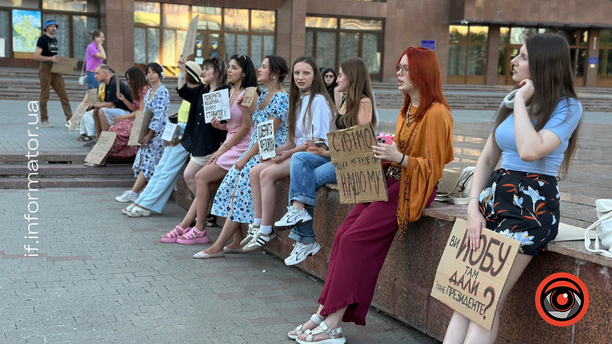 У Франківську пʼятнадцятий день мітингують на підтримку Михайла Федорова