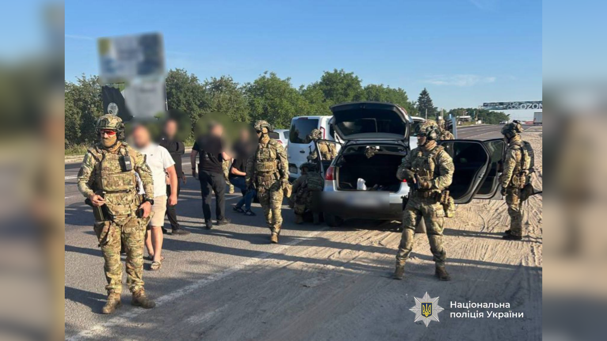 На Прикарпатті затримали трьох чоловіків, які вночі напали на жінку у власному будинку