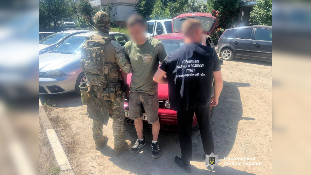 На Прикарпатті затримали трьох чоловіків, які вночі напали на жінку у власному будинку