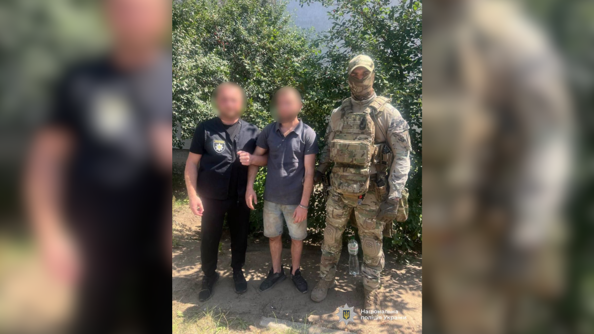 На Прикарпатті затримали трьох чоловіків, які вночі напали на жінку у власному будинку