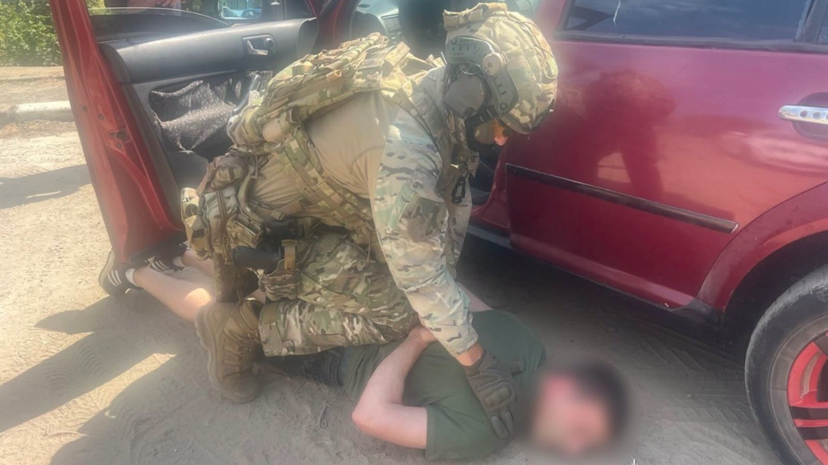 На Прикарпатті затримали трьох чоловіків, які вночі напали на жінку у власному будинку