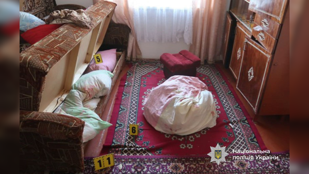 На Прикарпатті затримали трьох чоловіків, які вночі напали на жінку у власному будинку