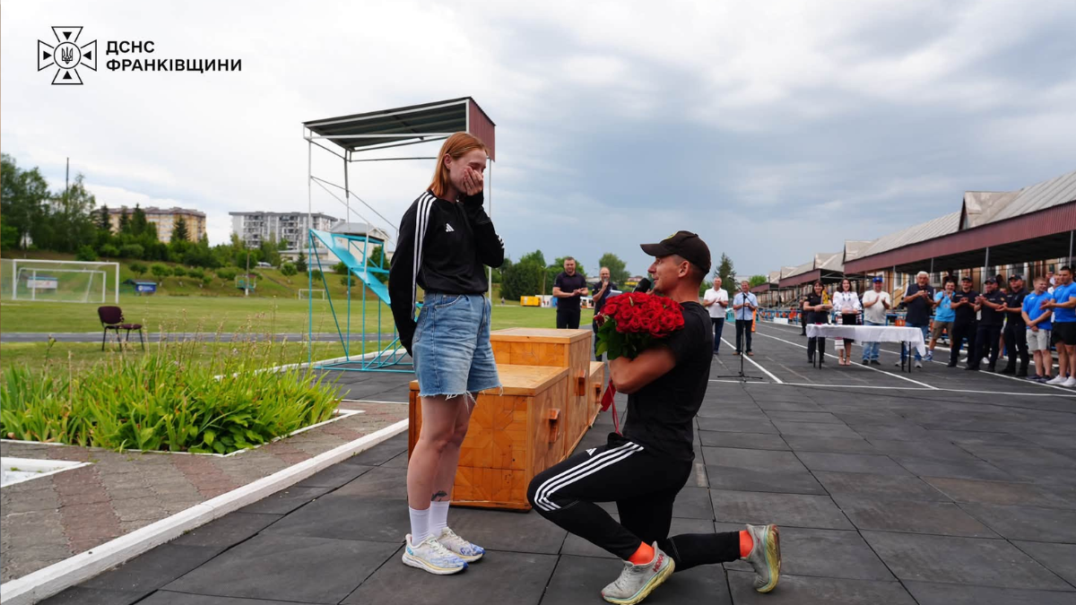 На Івано-Франківщині під час Чемпіонату України з пожежно-прикладного спорту майстер спорту Тарас освідчився своїй коханій Ірині — кандидатці у майстри спорту