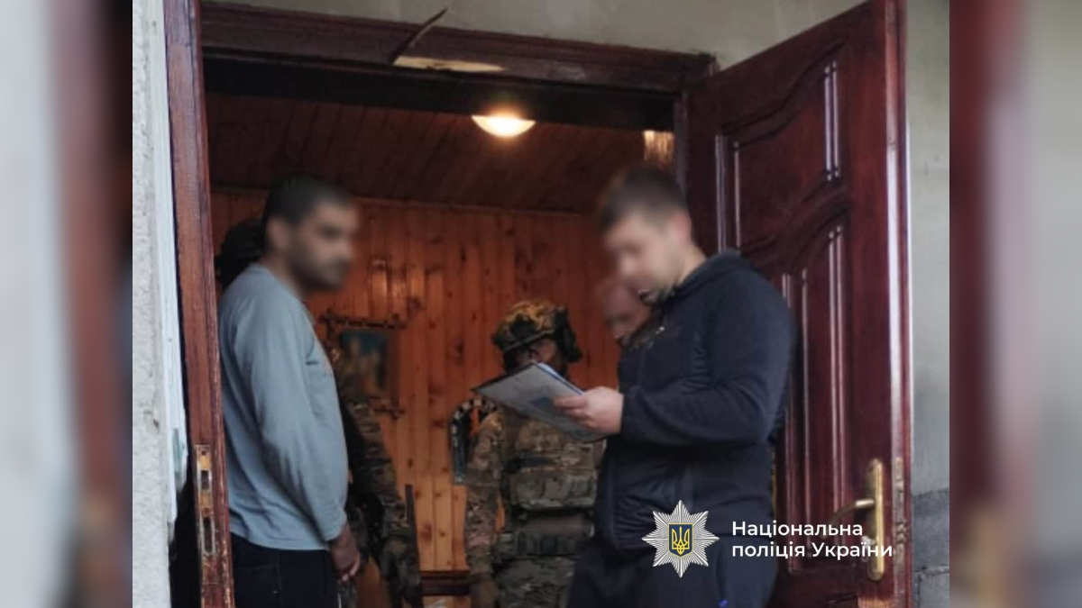 На Прикарпатті затримали іноземця, який збував небезпечні психотропи